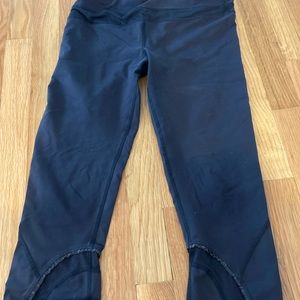 Lululemon sz8 leggings with ruffle detail at bottom